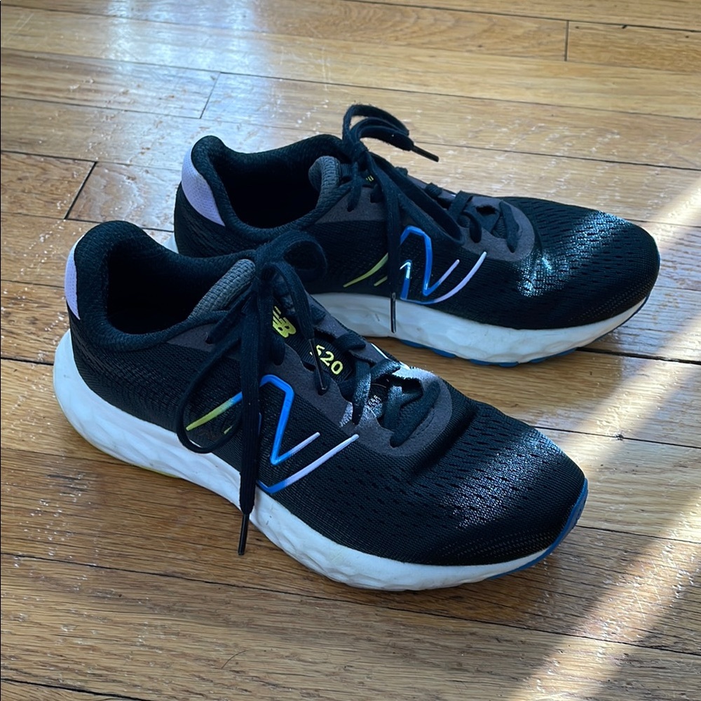 New Balance Black and Blue Athletic Shoes Sleek Design